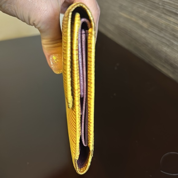 Louis Vuitton yellow epi wallet. Good condition! - Picture 5 of 11